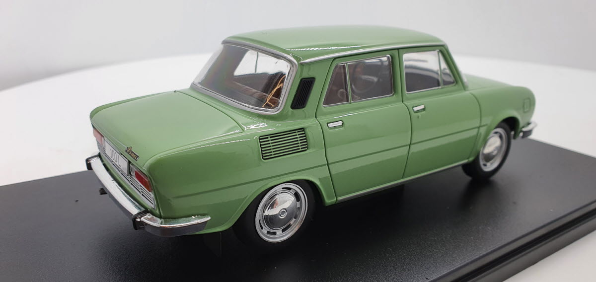 Whitebox Skoda 100L Groen 1969 - Schaal 1:24