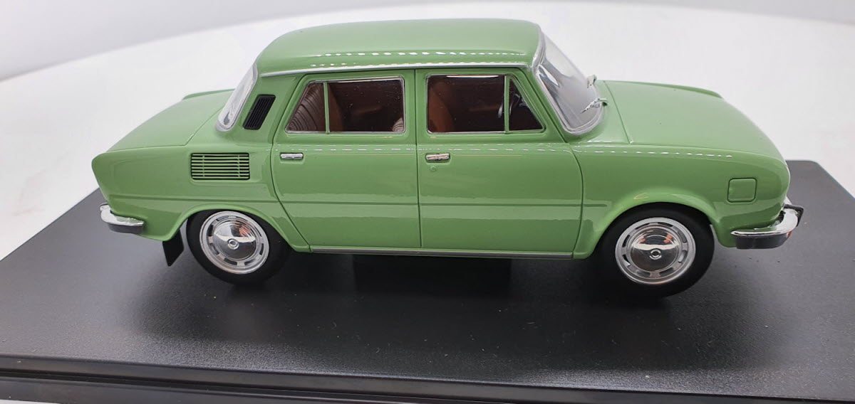 Whitebox Skoda 100L Groen 1969 - Schaal 1:24