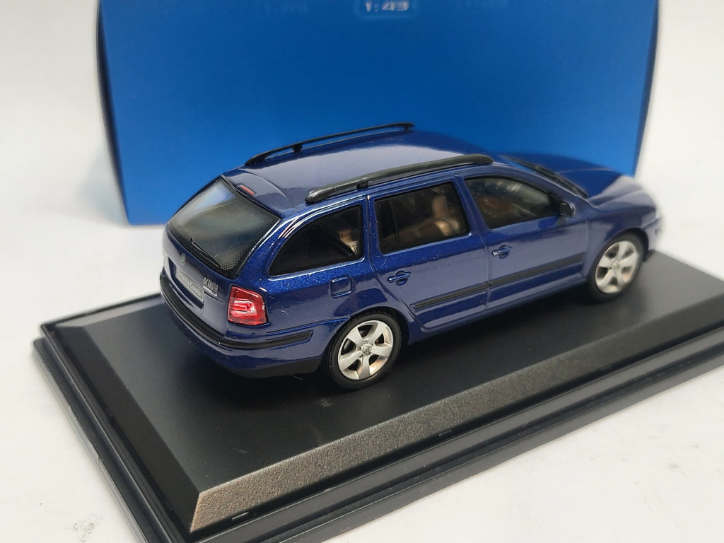 Abrex Skoda Octavia Stationwagon in Deep Blue Sea Metallic 2004 - Schaal 1:43