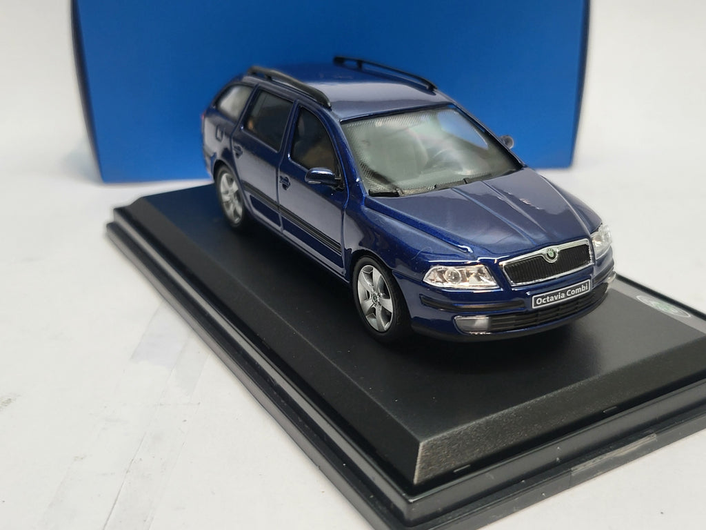 Abrex Skoda Octavia Stationwagon in Deep Blue Sea Metallic 2004 - Schaal 1:43