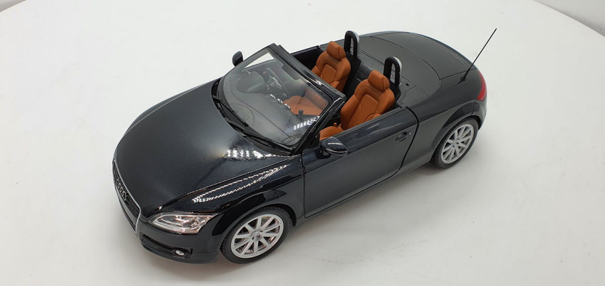 Audi TT Roadster RHD zwart 2006 Minichamps 1:18