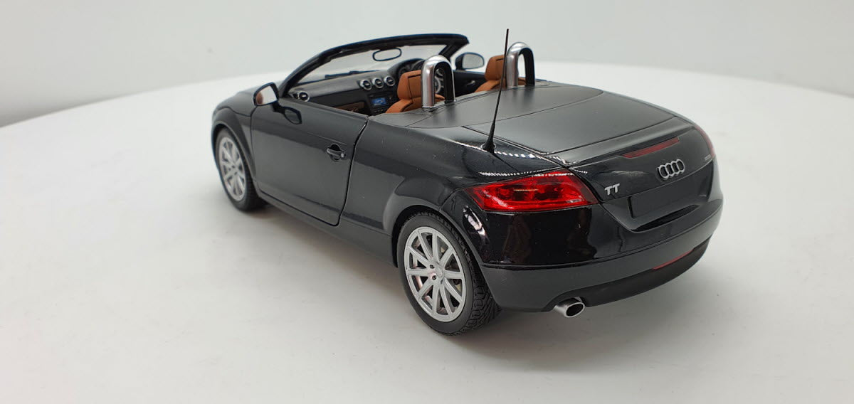 Audi TT Roadster RHD zwart 2006 Minichamps 1:18