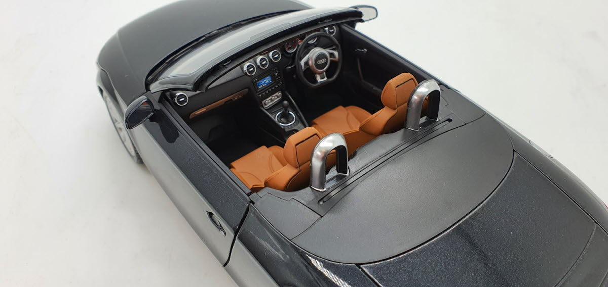 Audi TT Roadster RHD zwart 2006 Minichamps 1:18