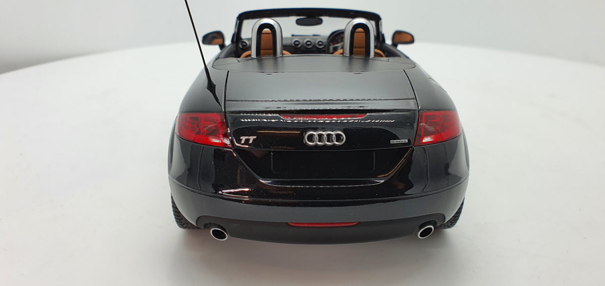 Audi TT Roadster RHD zwart 2006 Minichamps 1:18