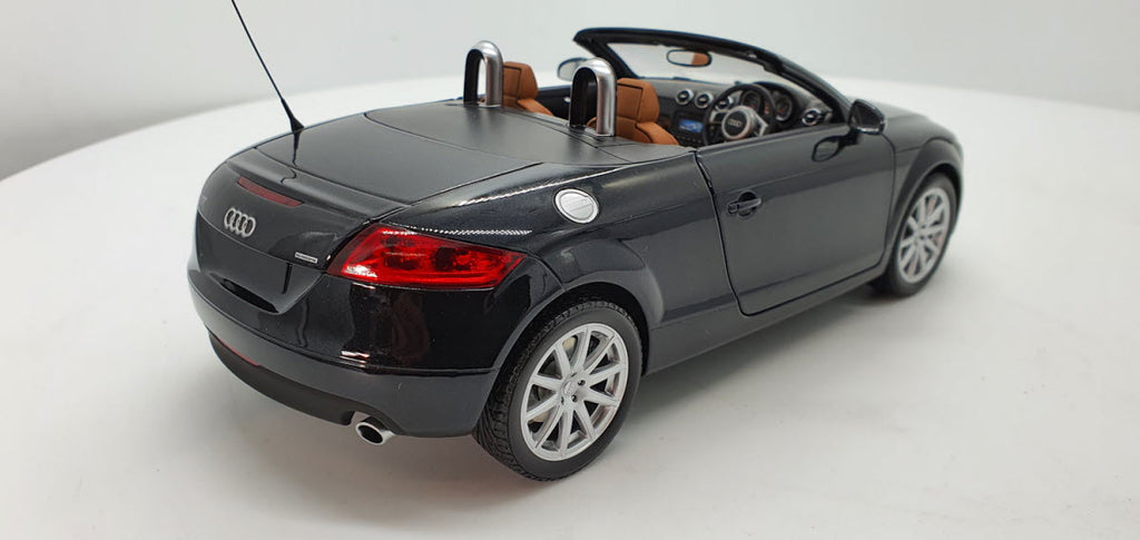 Audi TT Roadster RHD zwart 2006 Minichamps 1:18