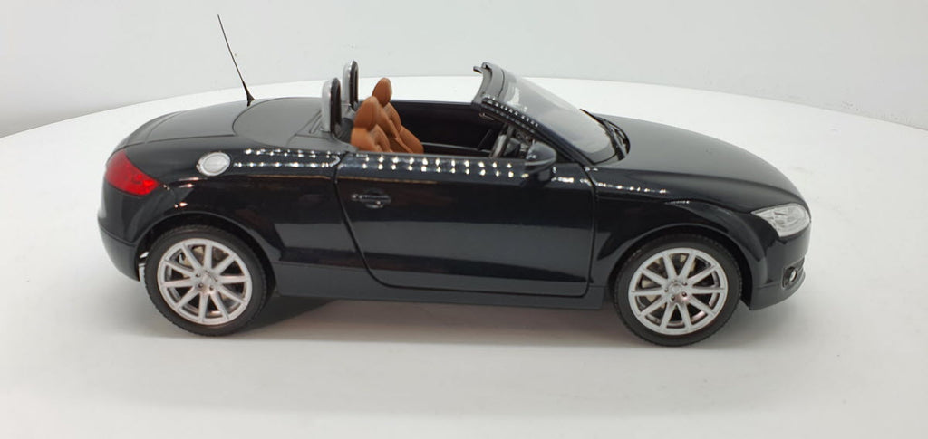 Audi TT Roadster RHD zwart 2006 Minichamps 1:18