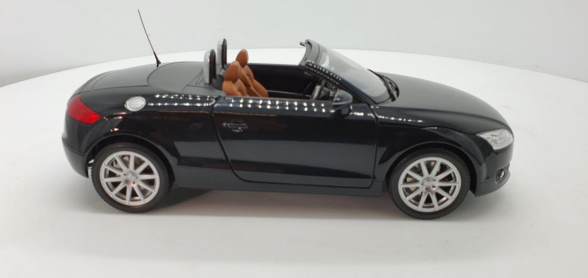 Audi TT Roadster RHD zwart 2006 Minichamps 1:18