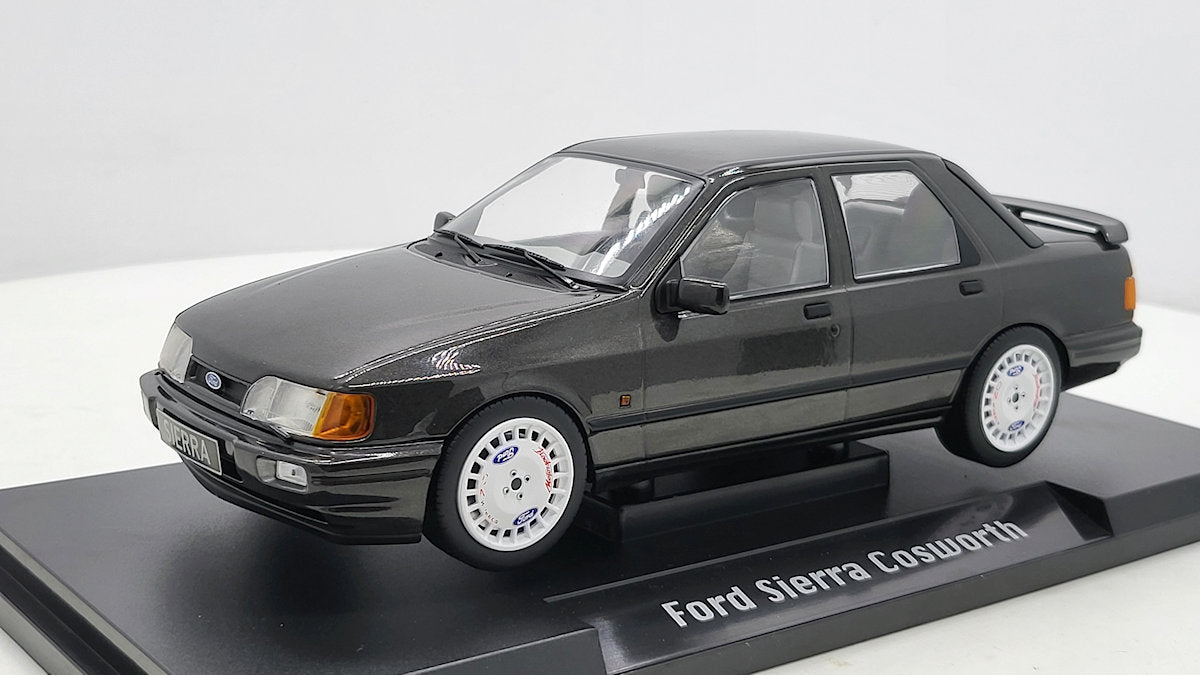 MCG: Ford Sierra Cosworth Zwart Metallic - Schaal 1:18