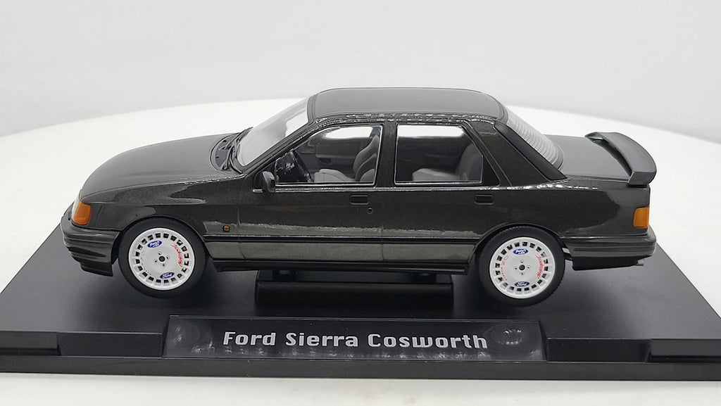 MCG: Ford Sierra Cosworth Zwart Metallic - Schaal 1:18