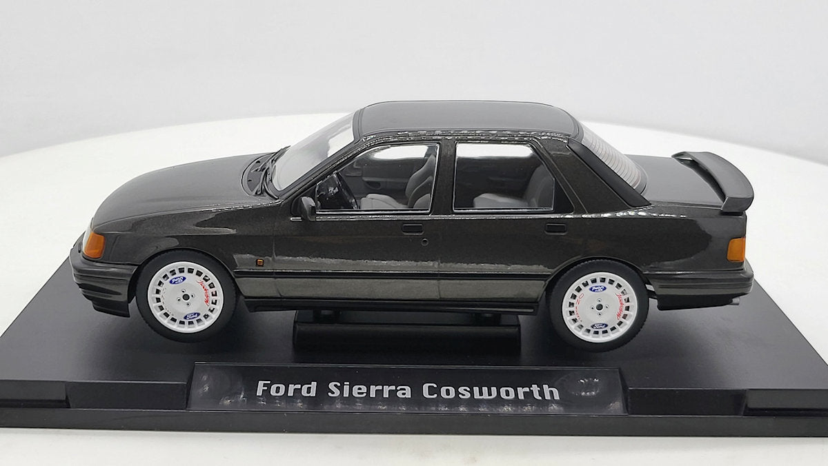 MCG: Ford Sierra Cosworth Zwart Metallic - Schaal 1:18