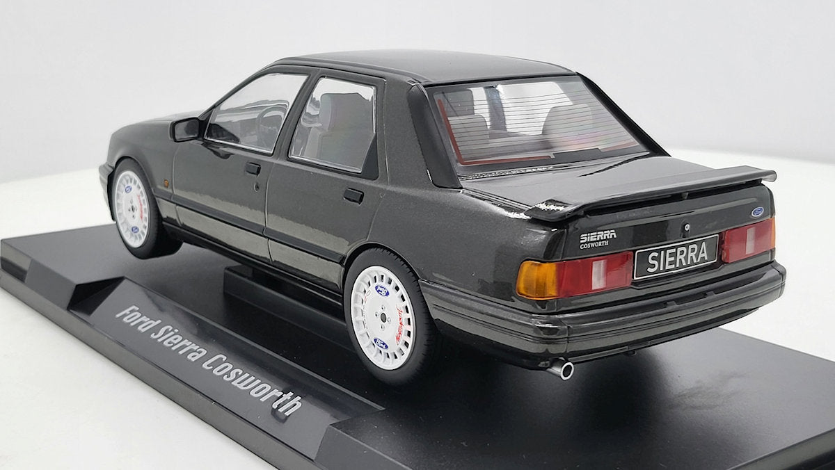 MCG: Ford Sierra Cosworth Zwart Metallic - Schaal 1:18