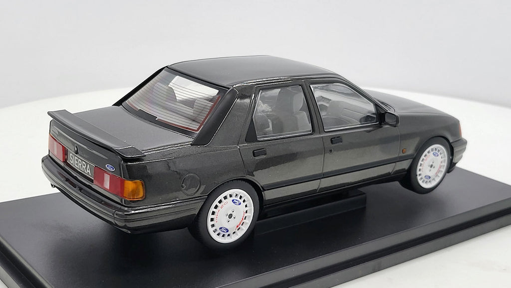 MCG: Ford Sierra Cosworth Zwart Metallic - Schaal 1:18