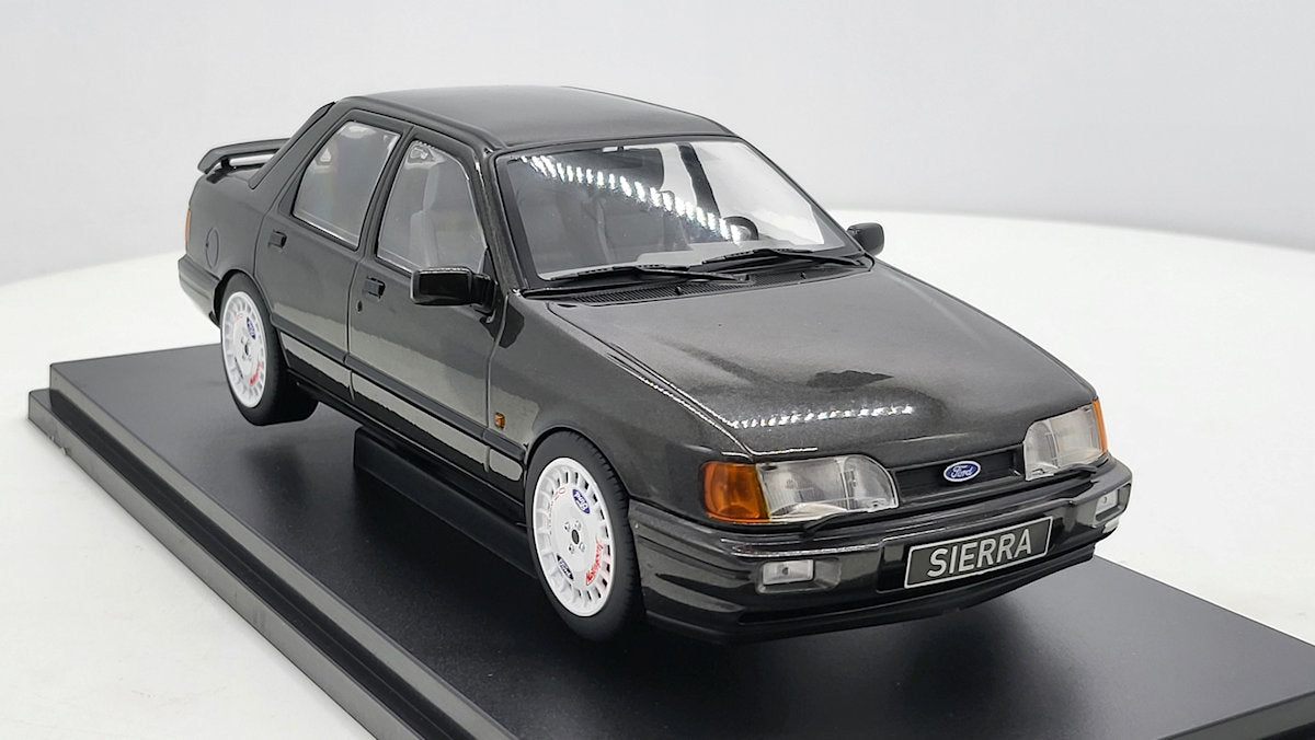 MCG: Ford Sierra Cosworth Zwart Metallic - Schaal 1:18