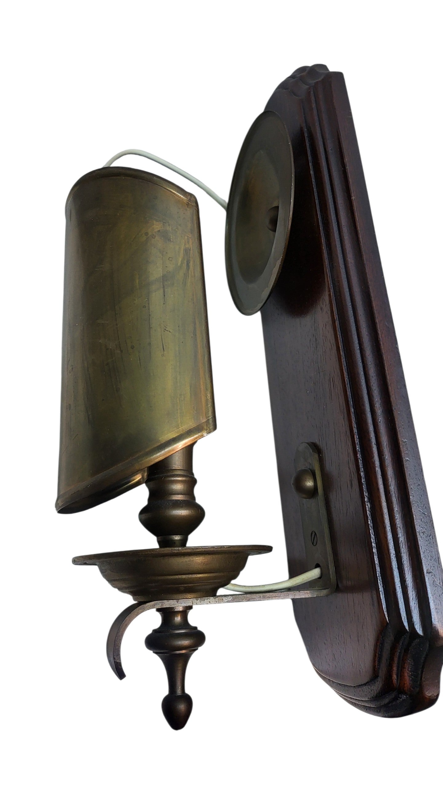 Hout en koperen wandlamp