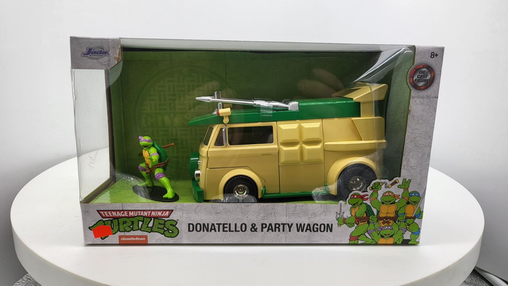 Jada Toys Volkswagen Bus T1 Party Wagon Ninja Turtles met Donatello Figuur - Schaal 1:24
