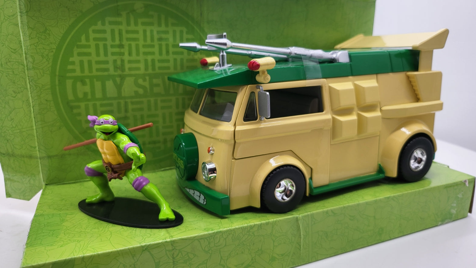 Jada Toys Volkswagen Bus T1 Party Wagon Ninja Turtles met Donatello Figuur - Schaal 1:24