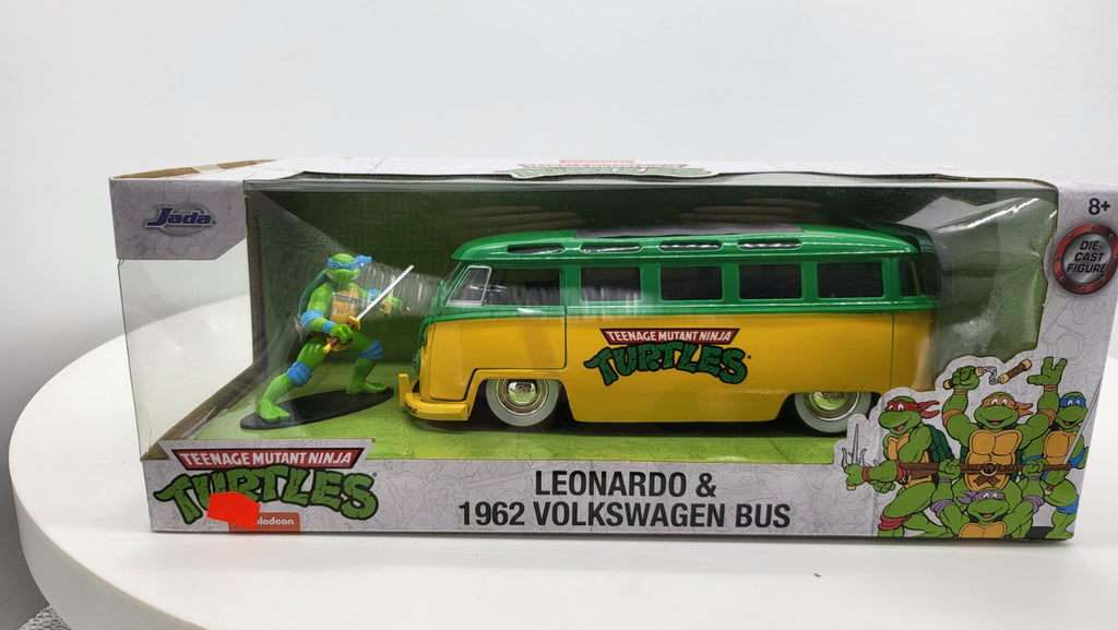 Jada Toys Volkswagen Bus T1 Party Wagon Ninja Turtles met Donatello Figuur - Schaal 1:24