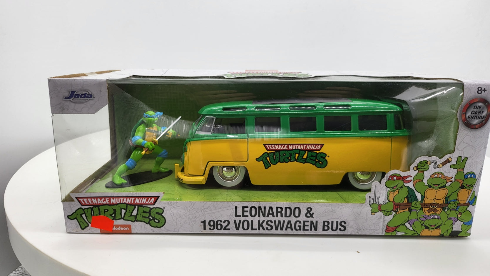 Jada Toys Volkswagen Bus T1 Party Wagon Ninja Turtles met Donatello Figuur - Schaal 1:24