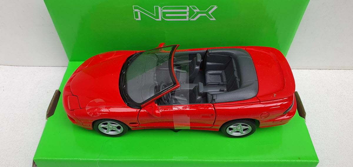 Welly: Pontiac Firebird Rood 2001 - Schaal 1:24