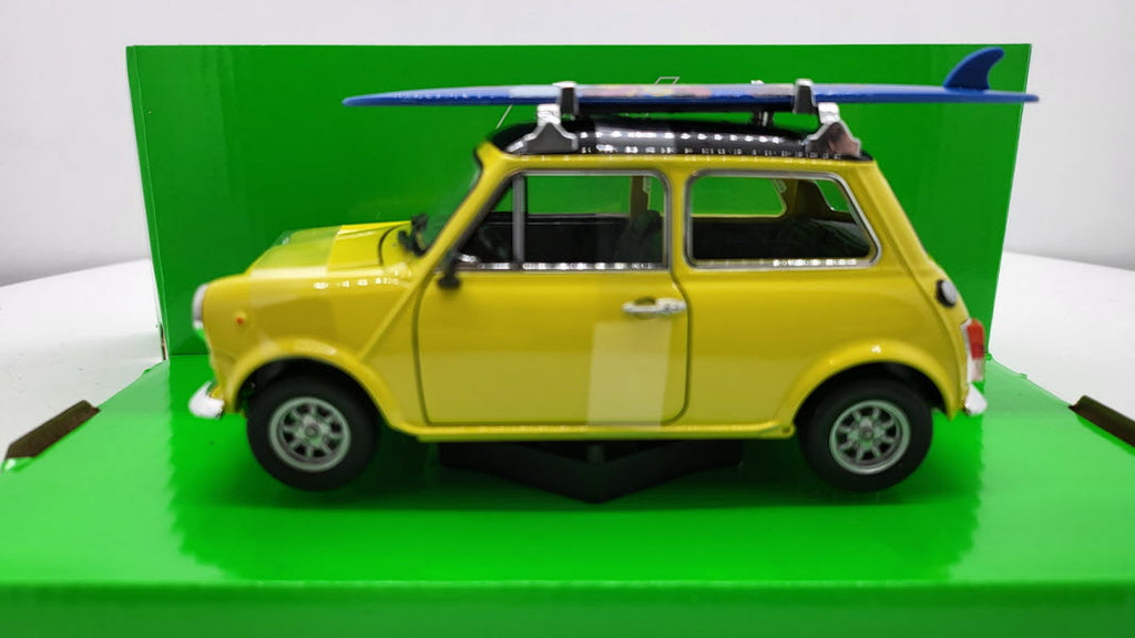 Welly: Mini Cooper 1300 Geel met Surfplank 1974 - Schaal 1:24