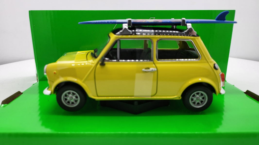 Welly: Mini Cooper 1300 Geel met Surfplank 1974 - Schaal 1:24