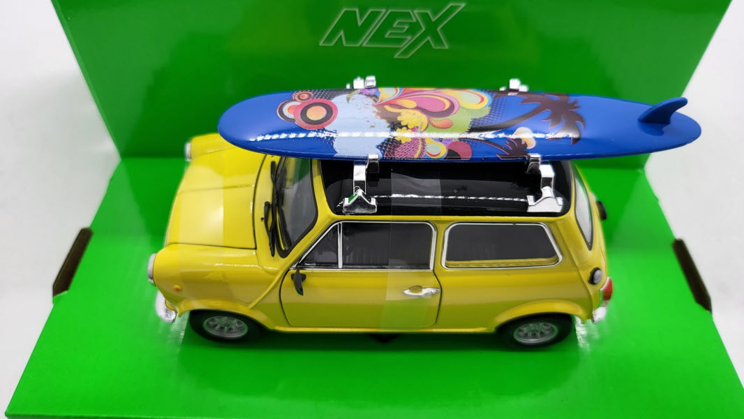 Welly: Mini Cooper 1300 Geel met Surfplank 1974 - Schaal 1:24