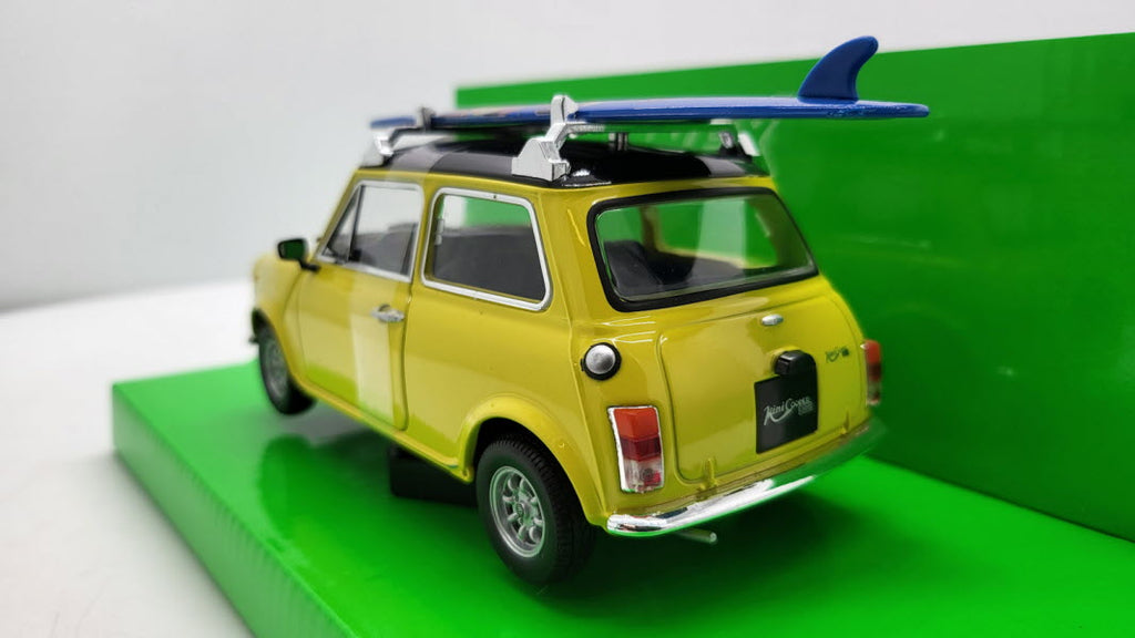 Welly: Mini Cooper 1300 Geel met Surfplank 1974 - Schaal 1:24