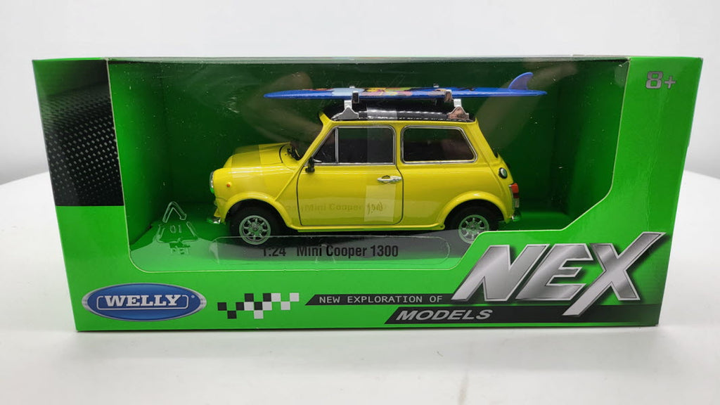 Welly: Mini Cooper 1300 Geel met Surfplank 1974 - Schaal 1:24