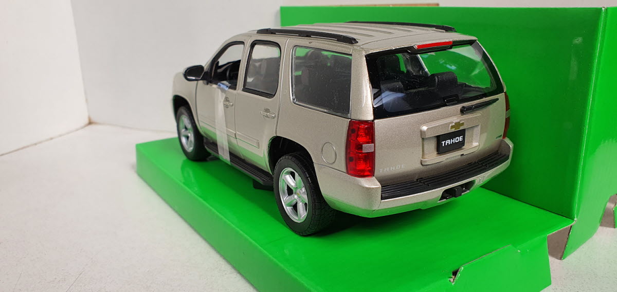 Chevrolet Tahoe 2008 Beige 1:24 - Welly (WEL22509GOLD)