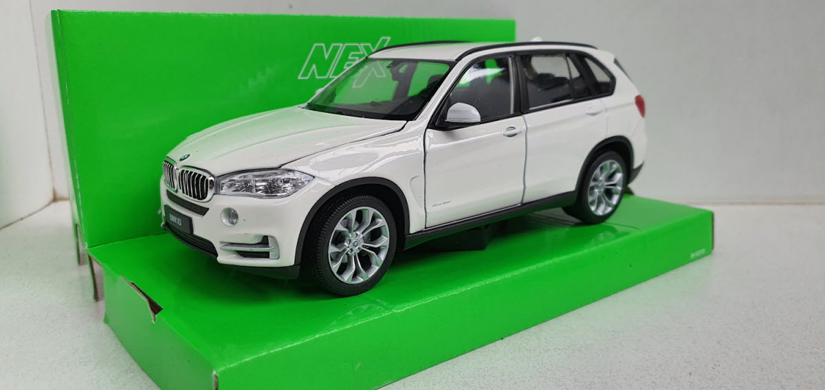 Welly BMW X5 (F15) Wit 1:24