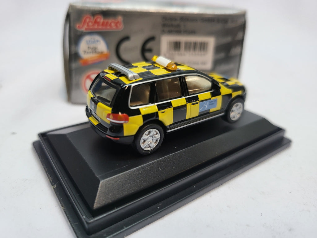 Volkswagen Touareg Hanover Airport Follow Me - Schuco 1:87