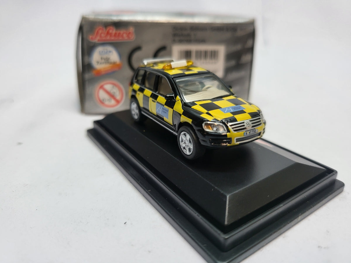 Volkswagen Touareg Hanover Airport Follow Me - Schuco 1:87