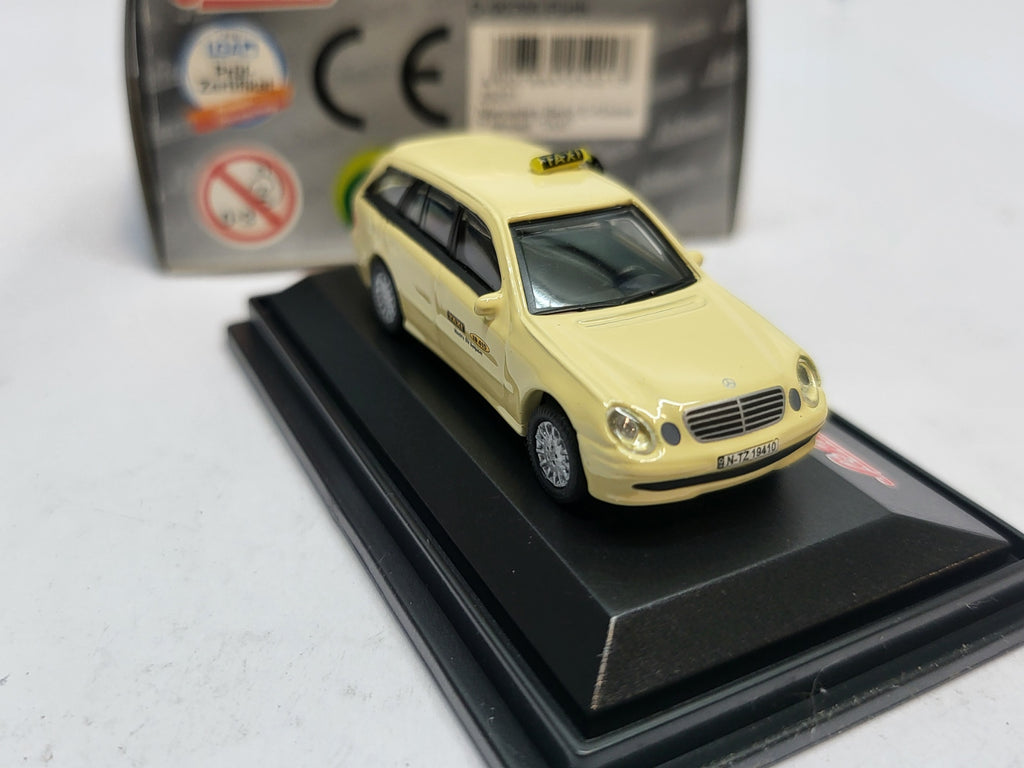 Mercedes-Benz E-Klasse T-Modell Taxi Beige - Schuco 1:87