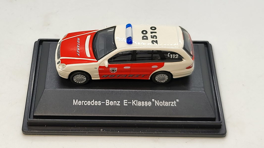 Mercedes-Benz E-Klasse Notarzt - Schuco 1:87