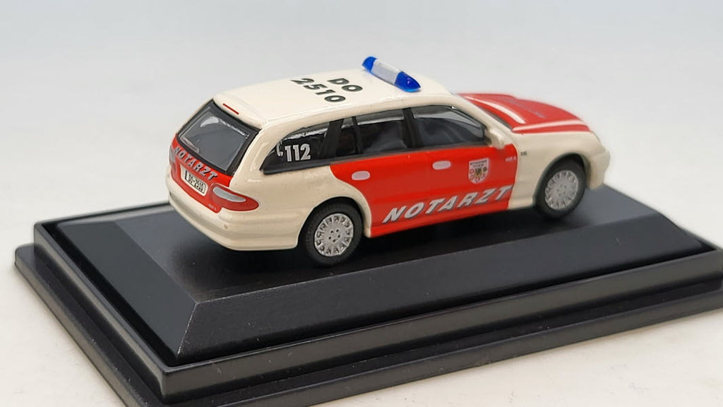 Mercedes-Benz E-Klasse Notarzt - Schuco 1:87
