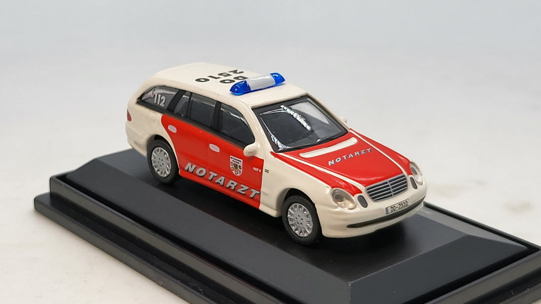 Mercedes-Benz E-Klasse Notarzt - Schuco 1:87