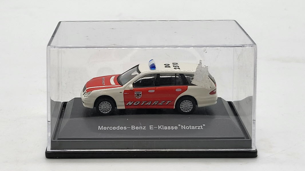 Mercedes-Benz E-Klasse Notarzt - Schuco 1:87