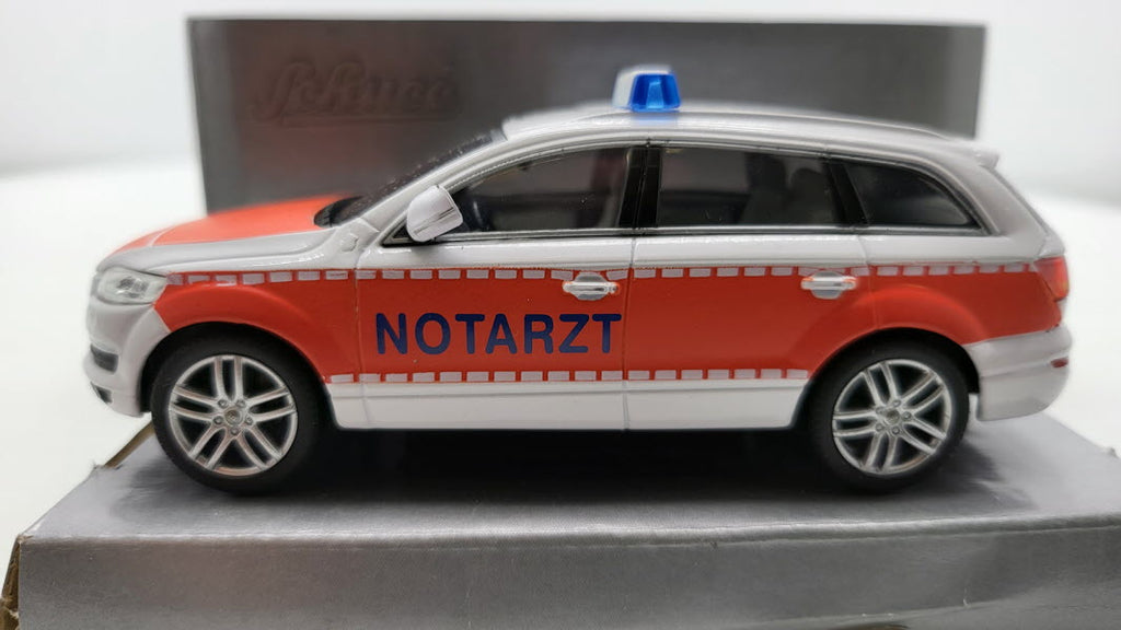 Schuco: Audi Q7 Notarzt (2005) - Schaal 1:43