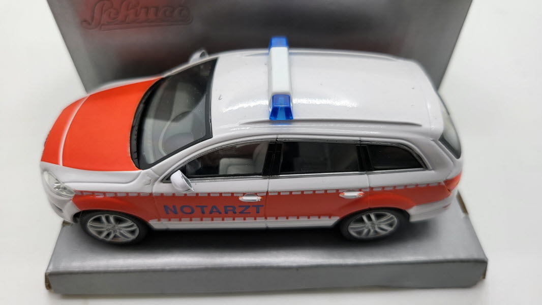 Schuco: Audi Q7 Notarzt (2005) - Schaal 1:43