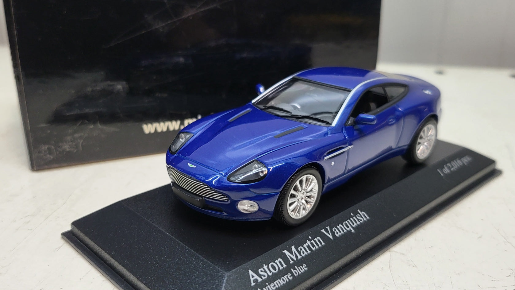 Minichamps: Aston Martin Vanquish (2002) Aviemore Blue - Schaal 1:43