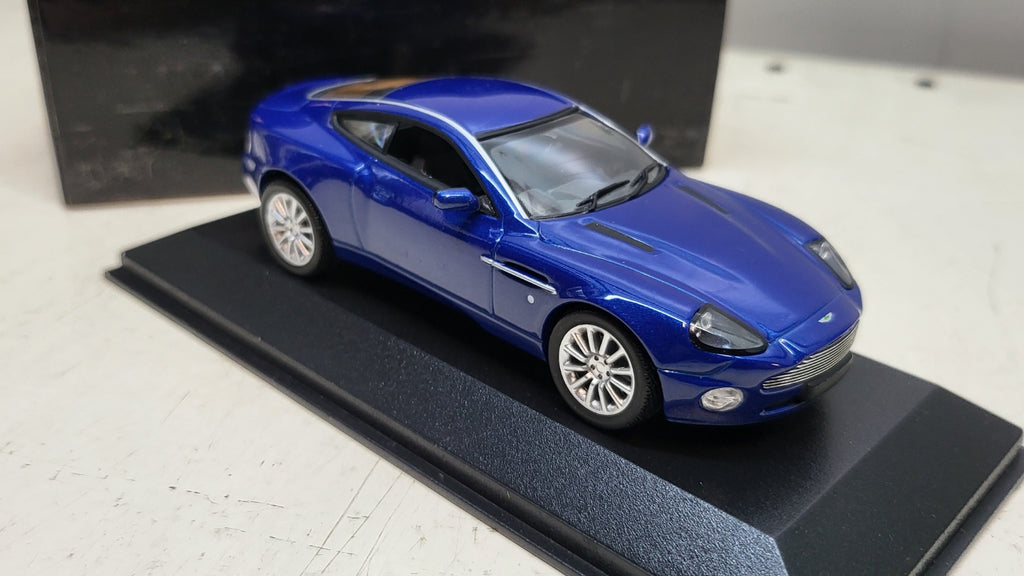 Minichamps: Aston Martin Vanquish (2002) Aviemore Blue - Schaal 1:43