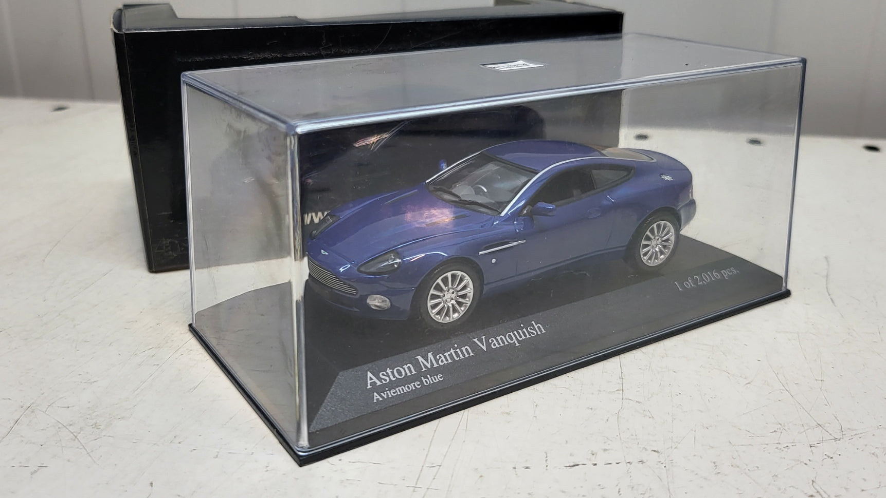 Minichamps: Aston Martin Vanquish (2002) Aviemore Blue - Schaal 1:43