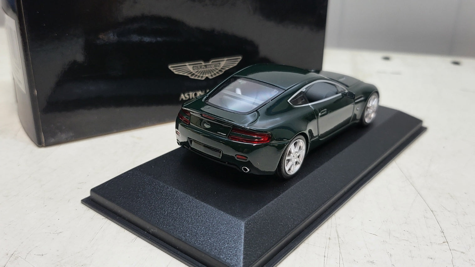 Minichamps: Aston Martin V8 Vantage (2005) Goodwood Green - Schaal 1:43