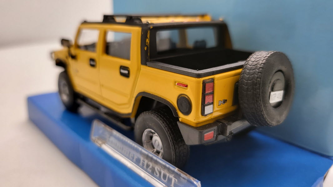 Cararama: Hummer H2 SUT Geel - Schaal 1:43