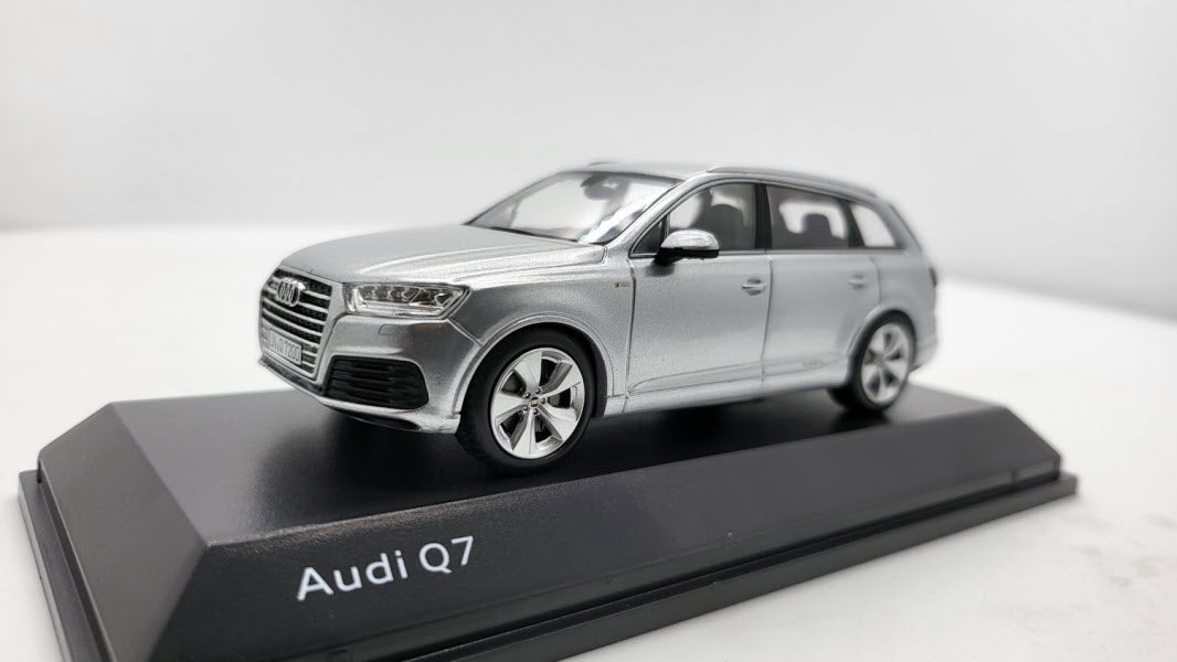 Spark: Audi Q7 Foil Silver - Schaal 1:43