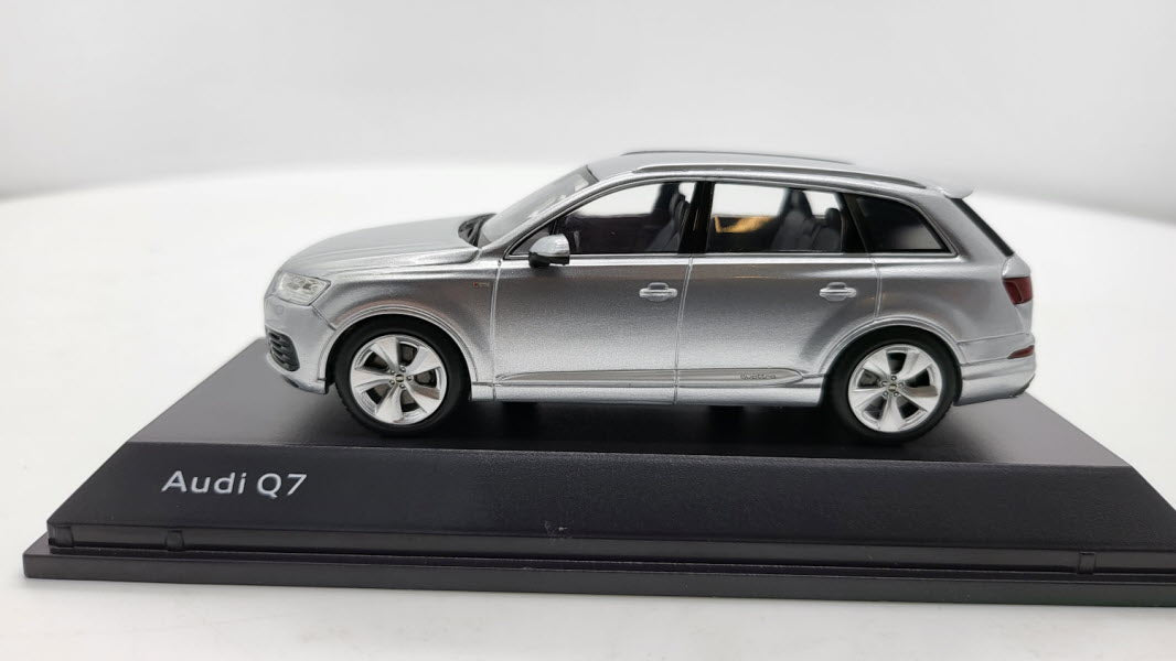 Spark: Audi Q7 Foil Silver - Schaal 1:43