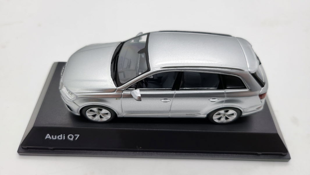 Spark: Audi Q7 Foil Silver - Schaal 1:43