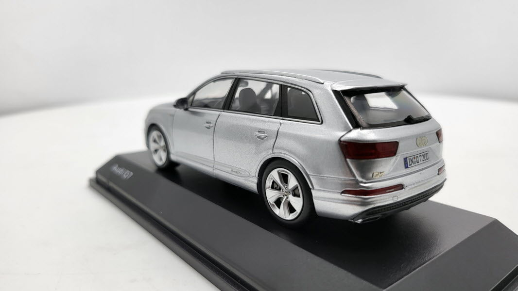 Spark: Audi Q7 Foil Silver - Schaal 1:43