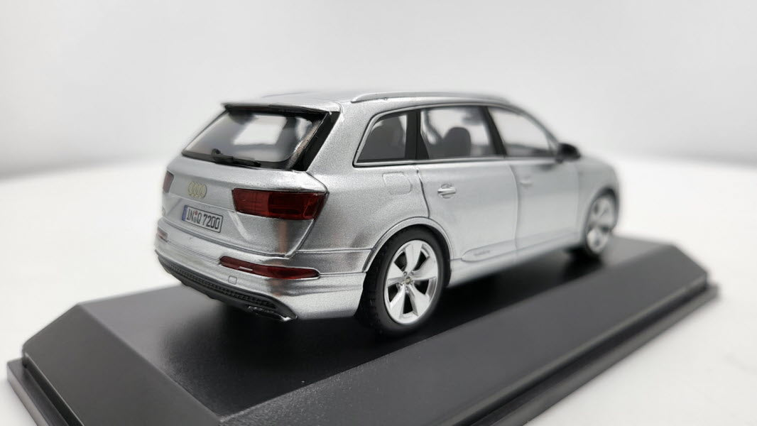 Spark: Audi Q7 Foil Silver - Schaal 1:43