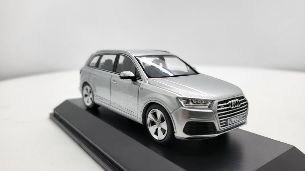 Spark: Audi Q7 Foil Silver - Schaal 1:43
